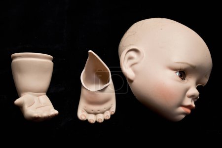 Foto de "Juguete roto China muñeca cabeza de la muñeca de cerca" - Imagen libre de derechos
