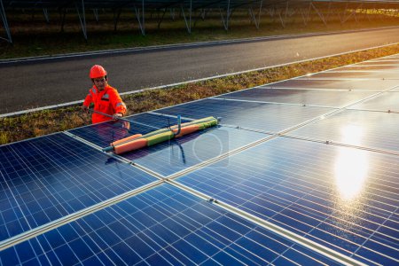 Téléchargez les photos : Les ingénieurs vérifient le panneau solaire pour l'entretien - en image libre de droit