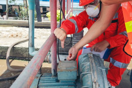 Téléchargez les photos : Le technicien d'entretien inspecte le traitement des eaux usées - en image libre de droit