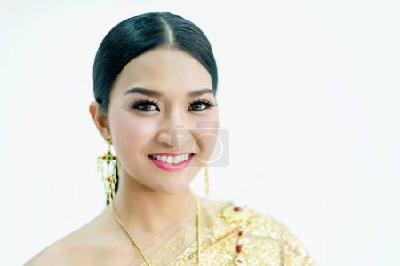 Téléchargez les photos : Belle fille thaïlandaise dans la culture d'identité costume traditionnel - en image libre de droit