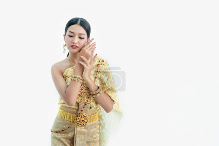 Téléchargez les photos : Belle fille thaïlandaise en costume traditionnel sur fond blanc - en image libre de droit