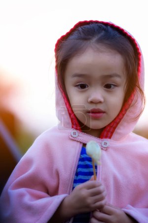 Téléchargez les photos : Adorable jeune fille s'amuser le jour de l'hiver
. - en image libre de droit