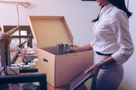 Foto de Molesto empleado femenino embalaje personal en caja - Imagen libre de derechos