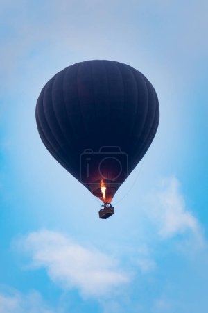 Téléchargez les photos : Montgolfière volant au-dessus du ciel bleu - en image libre de droit