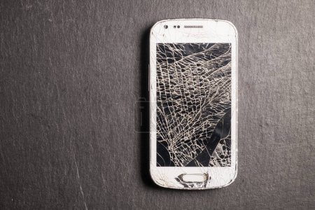 Téléchargez les photos : Téléphone cassé isolé très détérioré - en image libre de droit