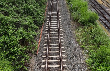 Foto de Múltiples vías férreas con cruces en una estación de tren - Imagen libre de derechos