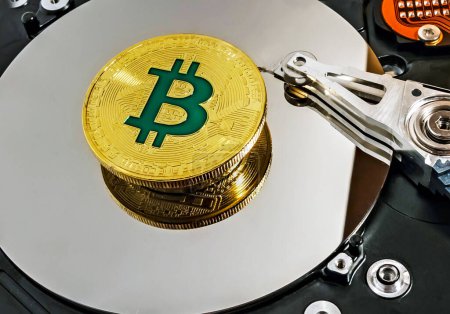 Foto de "disco duro de la computadora abierta disco duro fondo BTC Gold Bitcoin Co
" - Imagen libre de derechos