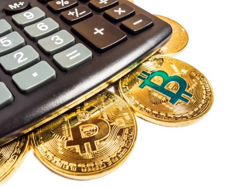 Téléchargez les photos : "Gold Bitcoin coin Concept d'affaires Calculatrice électronique noire
" - en image libre de droit