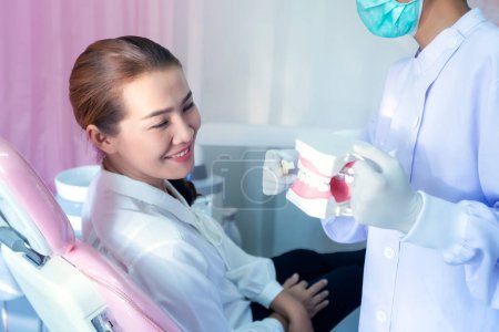 Foto de "El dentista está demostrando cómo cepillar los dientes para los pacientes" - Imagen libre de derechos