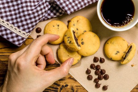 Téléchargez les photos : Cookie avec fond de café / Cookie avec café / Cookie - en image libre de droit
