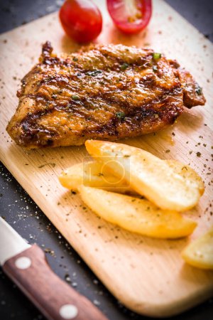 Téléchargez les photos : "Steak de poulet sur bois / steak de poulet / steak de poulet sur bois " - en image libre de droit