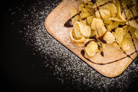 Téléchargez les photos : Biscuits sucrés faits maison au chocolat et noix - en image libre de droit