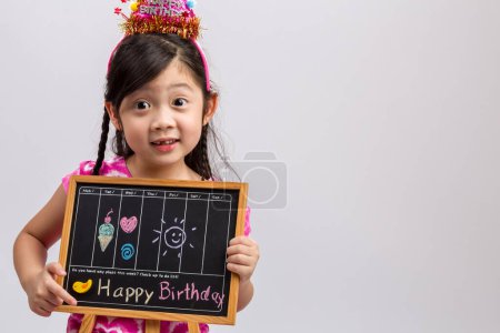 Foto de Feliz asiática chica holding la pizarra, cumpleaños fiesta concepto - Imagen libre de derechos
