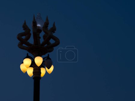 Téléchargez les photos : Lanterne de lumière naga pilier six lumière allumer - en image libre de droit