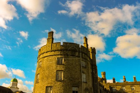 Foto de Kilkenny Castle. Historic landmark in the town of Kilkenny - Imagen libre de derechos