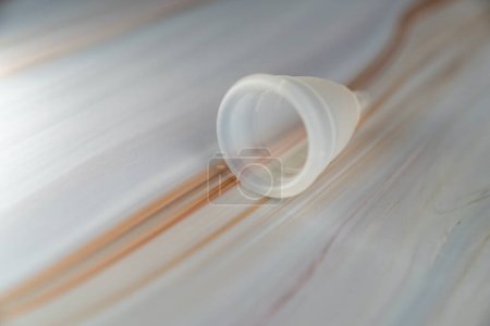 Téléchargez les photos : Coupe menstruelle sur fond de marbre blanc - en image libre de droit