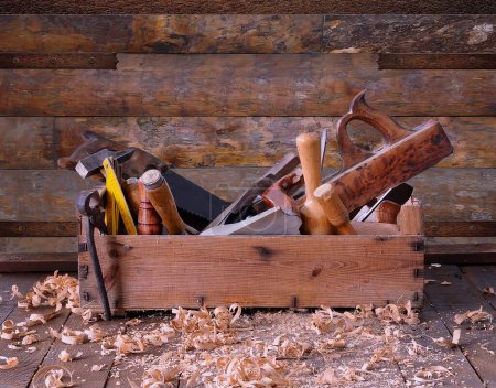 Foto de Herramientas sobre un fondo de madera. herramientas y accesorios - Imagen libre de derechos