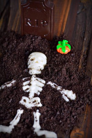 Téléchargez les photos : Bonbons au chocolat halloween avec un crâne - en image libre de droit