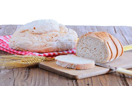 Téléchargez les photos : Pain, pain et épis de blé sur une table en bois - en image libre de droit