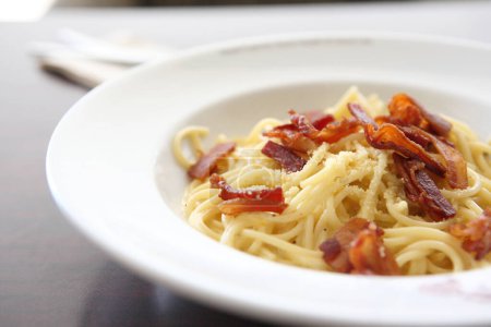 Téléchargez les photos : "spaghetti carbonara au bacon et fromage" - en image libre de droit