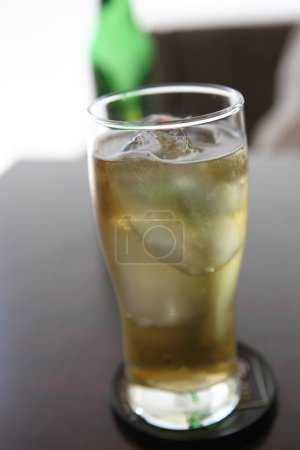 Téléchargez les photos : Bière avec glace sur la table - en image libre de droit