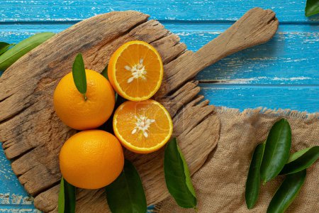 Téléchargez les photos : Oranges fraîches sur un fond de table en bois - en image libre de droit