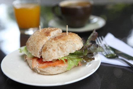 Téléchargez les photos : Bagel frais au jus d'orange de saumon et café - en image libre de droit