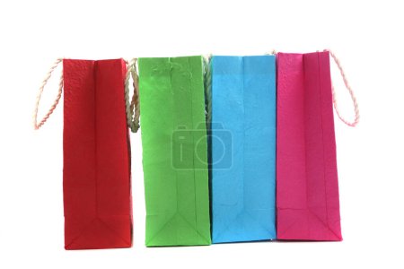 Foto de Bolsas de papel coloridas aisladas en fondo blanco - Imagen libre de derechos