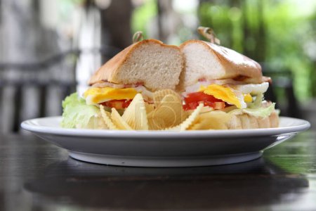 Téléchargez les photos : Sandwich au fromage, tomate et salade - en image libre de droit
