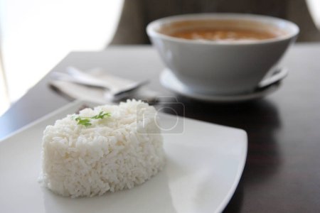 Foto de "Sopa de gambas picante tradicional tailandesa, Tom yum kung con arroz
" - Imagen libre de derechos