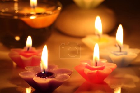 Téléchargez les photos : Brûler les bougies de fleurs fermer - en image libre de droit