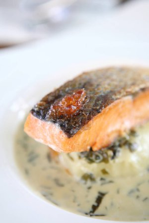 Téléchargez les photos : Grilled salmon with wakame sauce - en image libre de droit