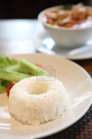 Téléchargez les photos : "Riz à la soupe Tom Yum, une soupe traditionnelle thaïlandaise épicée aux crevettes " - en image libre de droit