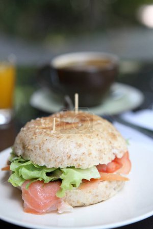 Téléchargez les photos : Bagel frais au jus d'orange de saumon et café - en image libre de droit