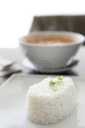 Téléchargez les photos : "Soupe de crevettes épicée traditionnelle thaïlandaise, Tom yum kung au riz
" - en image libre de droit
