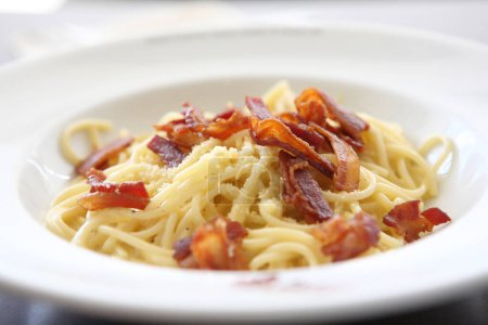 Téléchargez les photos : "spaghetti carbonara au bacon et fromage" - en image libre de droit