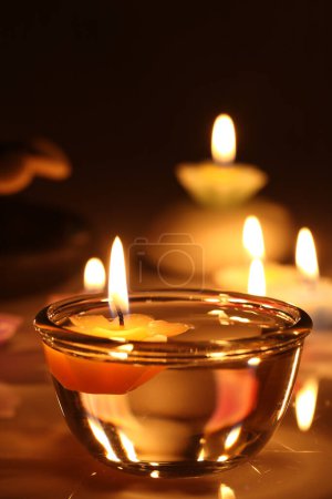 Téléchargez les photos : Brûler des bougies en verre sur la table - en image libre de droit