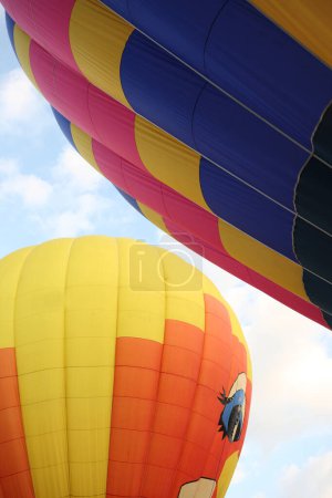 Téléchargez les photos : Ballons dans le ciel bleu - en image libre de droit