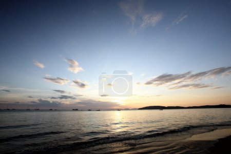 Téléchargez les photos : Coucher de soleil tropical sur la plage. Krabi. Thaïlande - en image libre de droit
