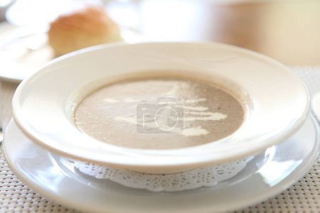 Téléchargez les photos : "Délicieuse soupe aux champignons dans un bol
" - en image libre de droit