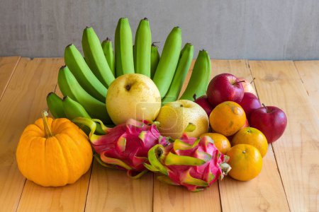 Téléchargez les photos : Fruits concept de régime. fruits différents sur table en bois - en image libre de droit