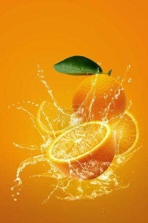 Téléchargez les photos : Éclaboussures d'eau sur les oranges fraîches tranchées et les fruits à l'orange - en image libre de droit