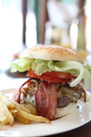 Téléchargez les photos : Délicieux hamburger. concept de restauration rapide - en image libre de droit