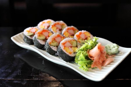 Téléchargez les photos : Maki Rolls. Savoureux concept japonais de fruits de mer - en image libre de droit