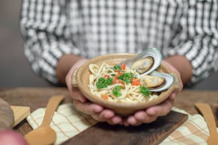 Téléchargez les photos : Beau barbu cheef cuisinier prepairing spaghetti sur une cuisine - en image libre de droit