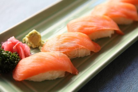 Foto de Sushi en un plato, cerca - arriba - Imagen libre de derechos