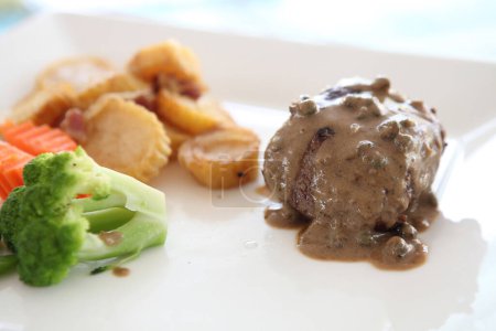 Téléchargez les photos : "steak grillé aux légumes " - en image libre de droit