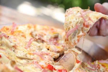 Foto de Primer plano de jamón de pizza y champiñones - Imagen libre de derechos