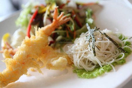 Téléchargez les photos : Nouilles frites aux crevettes et salade - en image libre de droit