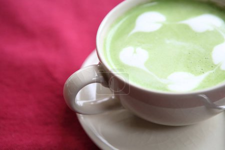 Téléchargez les photos : Thé vert latte close up - en image libre de droit